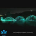 Grande fontaine de danse musicale colorée dans le grand lac